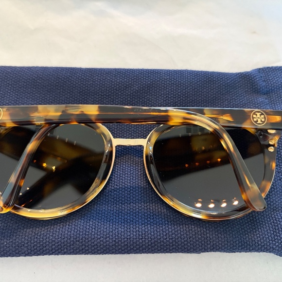 Tory Burch Sunglasses - Color Havana - Model TY7062 - Picture 2 of 3